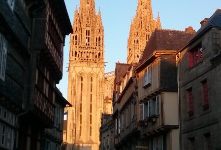 cathédrale saint corentin à quimper depuis la rue Kéréon
